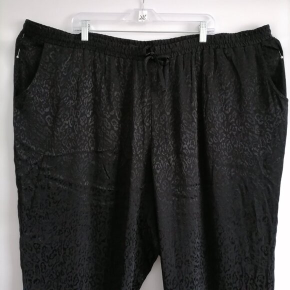 NWT Lane Bryant Women's Black Animal Print Satin Feel Pants Plus Size 26/28 - Picture 2 of 6